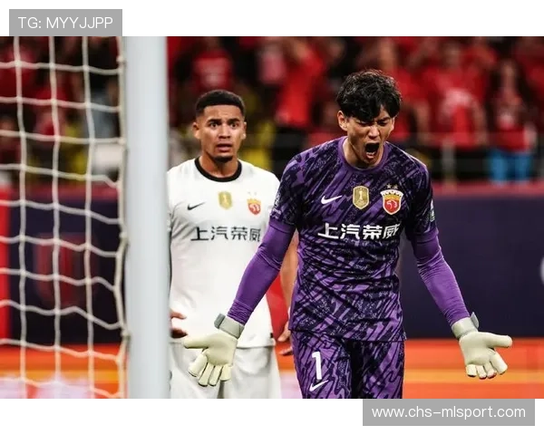 颜骏凌连续扑出巴尔加斯两记近距离抽射